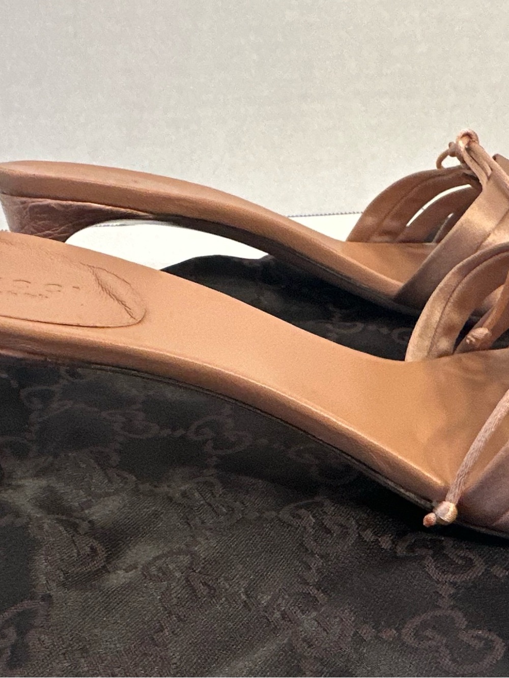 Authentic vintage Gucci Satin Slide Mules in Blush Tan - Picture 7 of 16